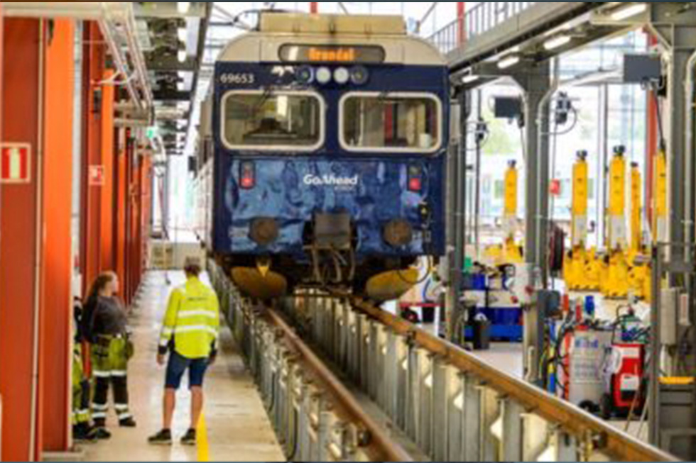 Bilde av tog i verksted hos Mantena