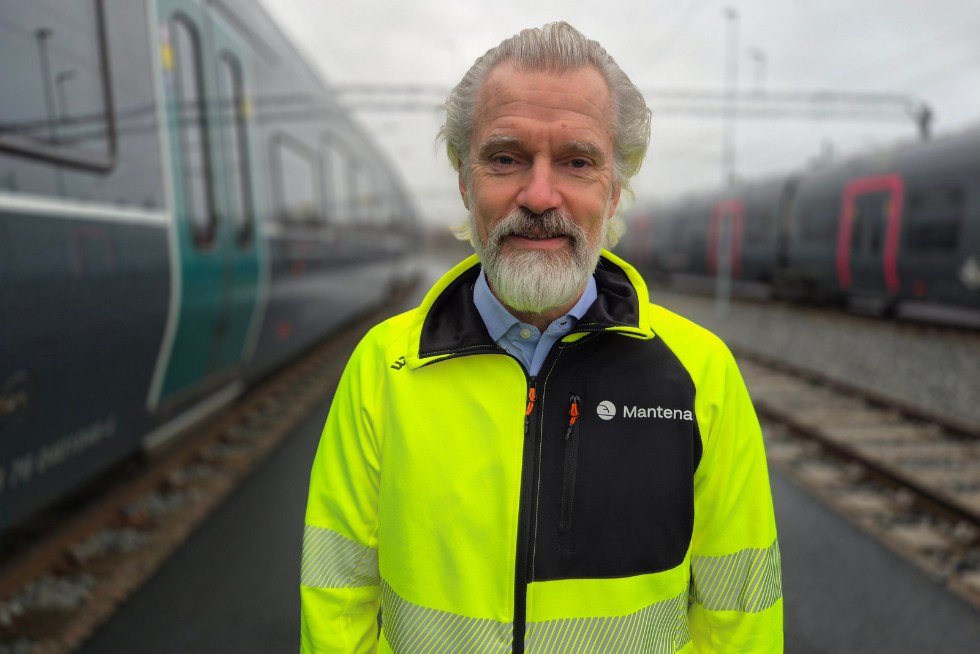 Portrettbilde av Halfdan som står foran tog